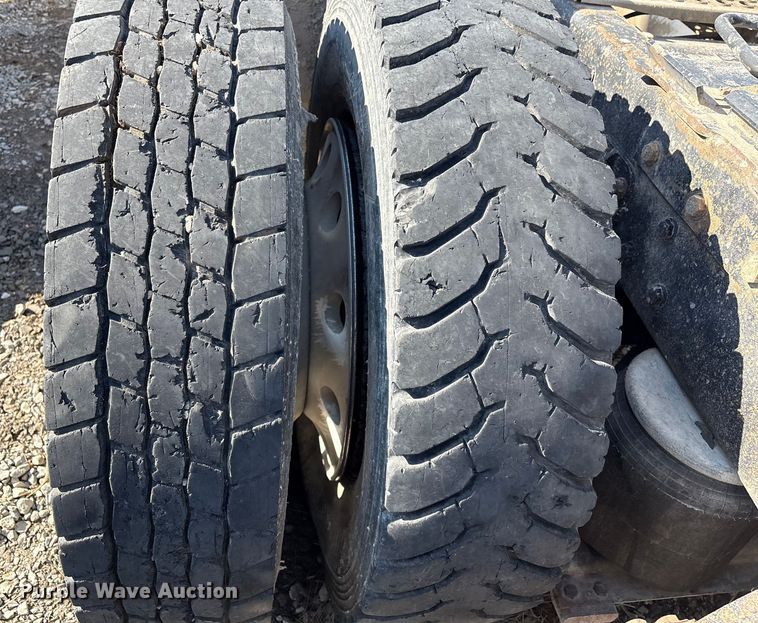 image for item EV2673 2000 Peterbilt 379 semi truck