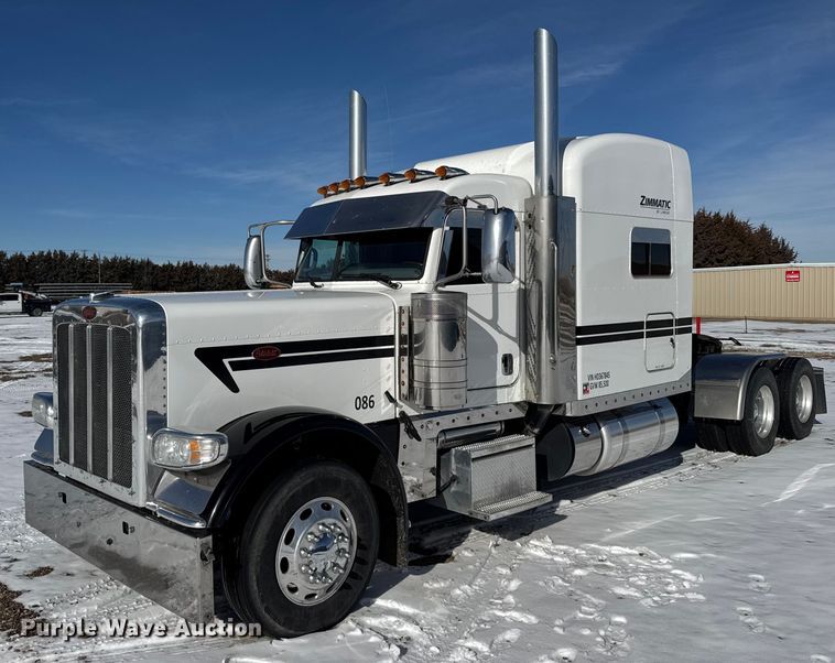 image for item FB0626 2017 Peterbilt 389 semi truck