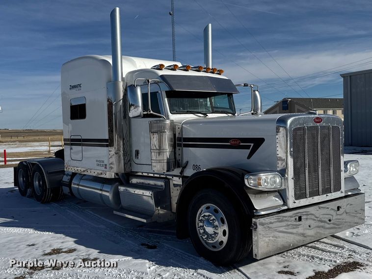 image for item FB0626 2017 Peterbilt 389 semi truck