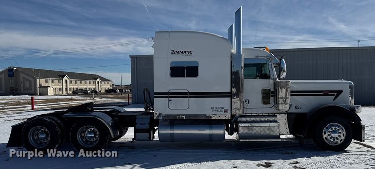 image for item FB0626 2017 Peterbilt 389 semi truck