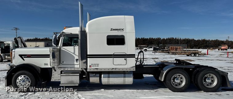 image for item FB0626 2017 Peterbilt 389 semi truck