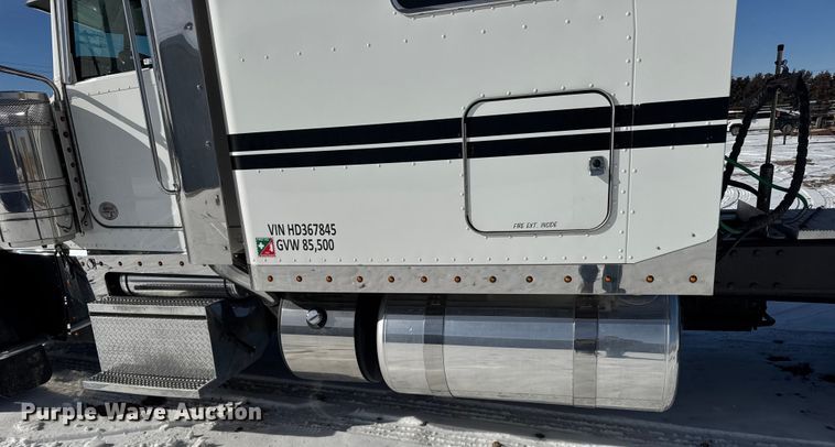 image for item FB0626 2017 Peterbilt 389 semi truck