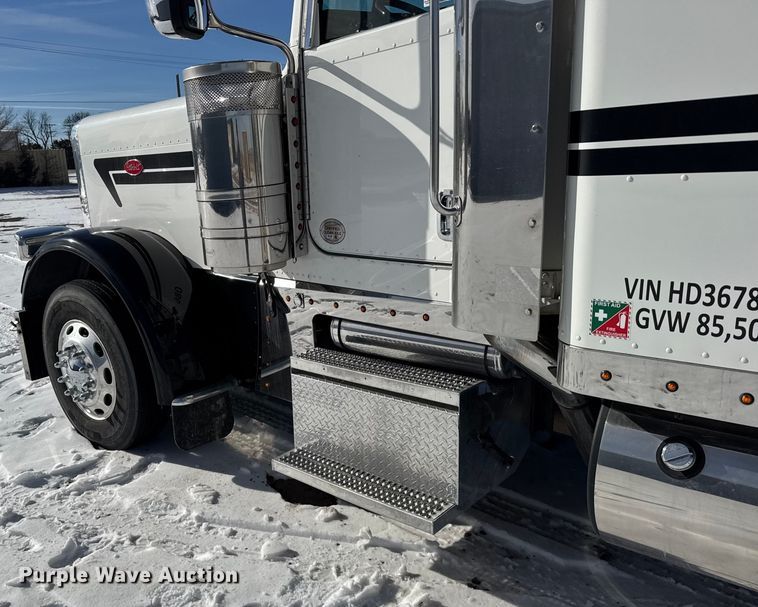 image for item FB0626 2017 Peterbilt 389 semi truck