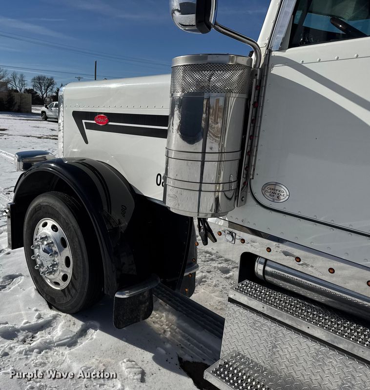 image for item FB0626 2017 Peterbilt 389 semi truck