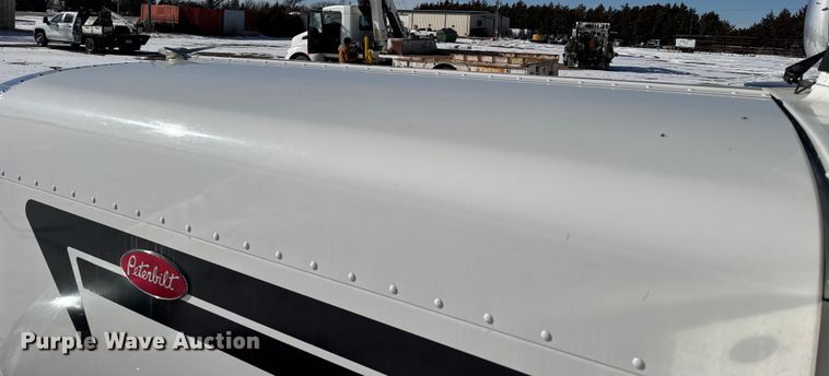 image for item FB0626 2017 Peterbilt 389 semi truck