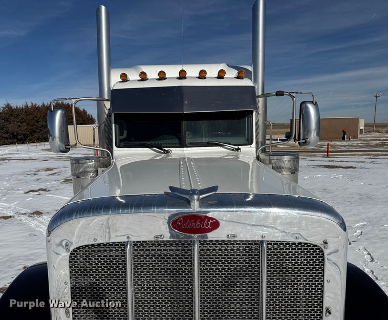 image for item FB0626 2017 Peterbilt 389 semi truck