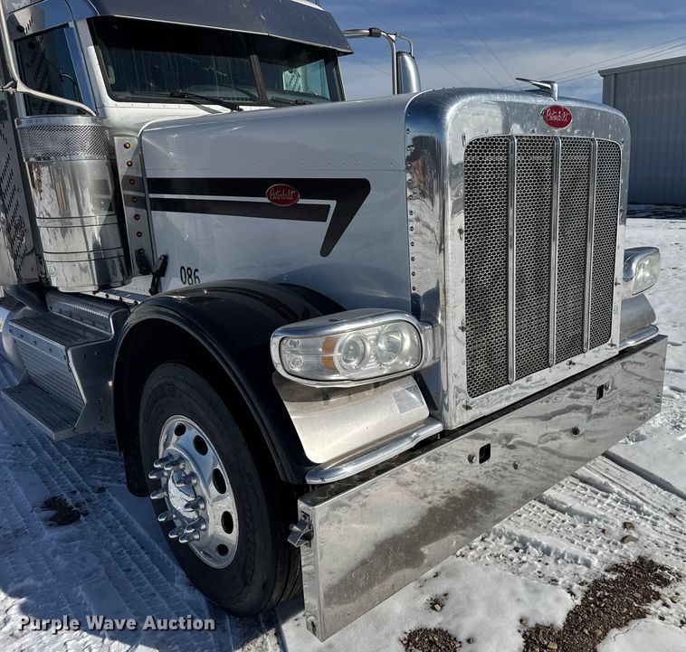image for item FB0626 2017 Peterbilt 389 semi truck