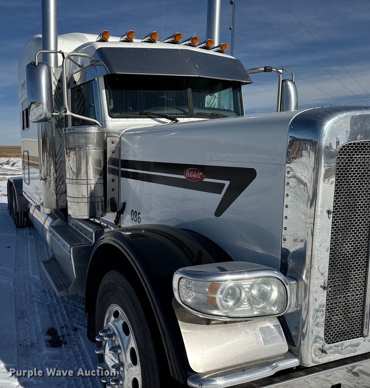 image for item FB0626 2017 Peterbilt 389 semi truck