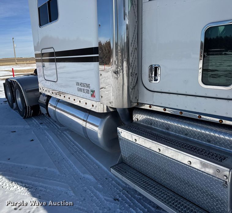 image for item FB0626 2017 Peterbilt 389 semi truck