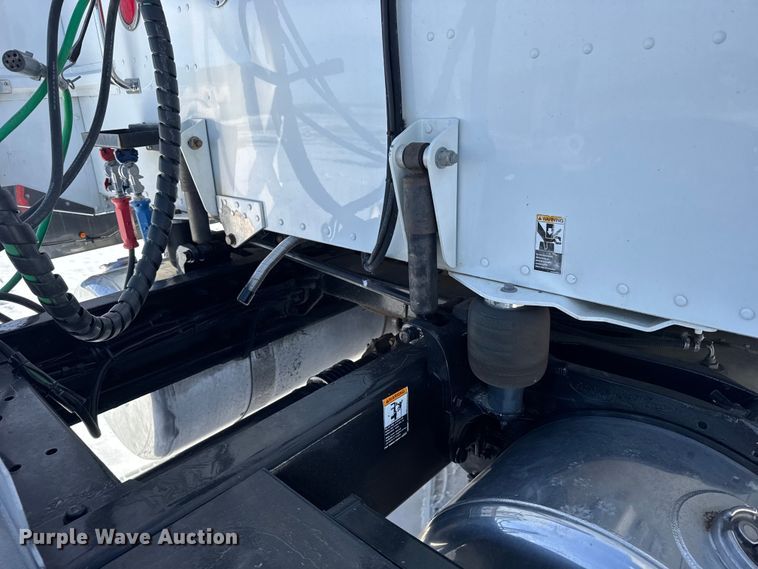 image for item FB0626 2017 Peterbilt 389 semi truck