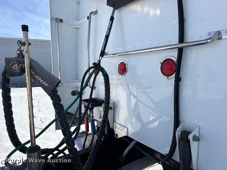 image for item FB0626 2017 Peterbilt 389 semi truck