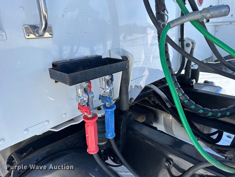 image for item FB0626 2017 Peterbilt 389 semi truck