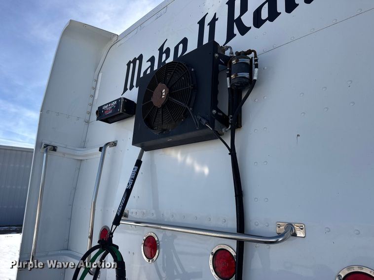 image for item FB0626 2017 Peterbilt 389 semi truck