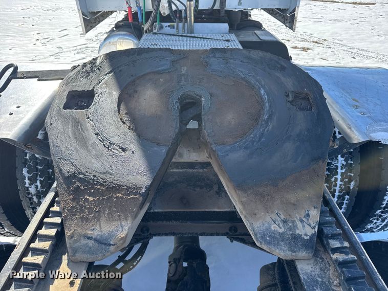 image for item FB0626 2017 Peterbilt 389 semi truck