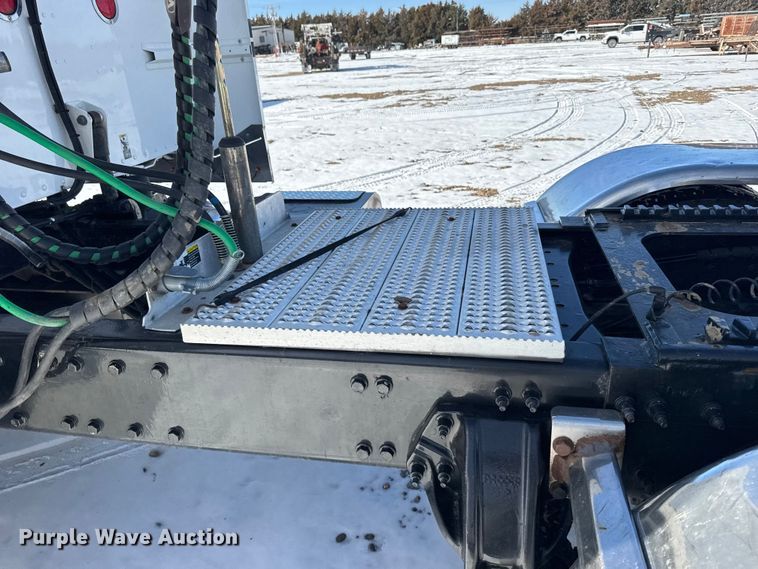 image for item FB0626 2017 Peterbilt 389 semi truck