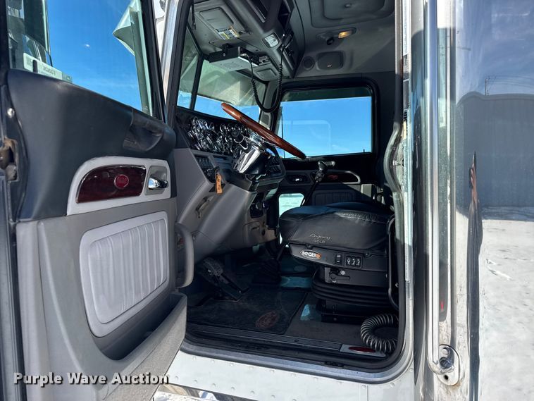 image for item FB0626 2017 Peterbilt 389 semi truck