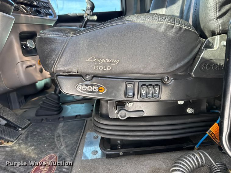 image for item FB0626 2017 Peterbilt 389 semi truck