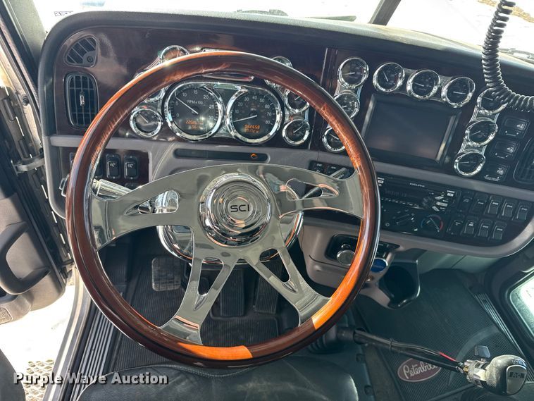 image for item FB0626 2017 Peterbilt 389 semi truck