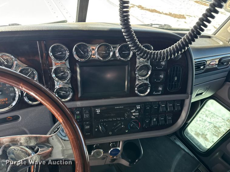 image for item FB0626 2017 Peterbilt 389 semi truck