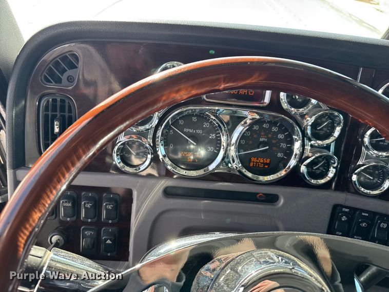 image for item FB0626 2017 Peterbilt 389 semi truck