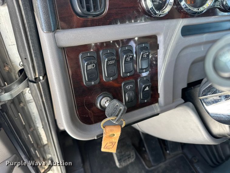 image for item FB0626 2017 Peterbilt 389 semi truck