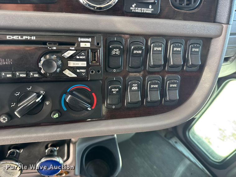 image for item FB0626 2017 Peterbilt 389 semi truck