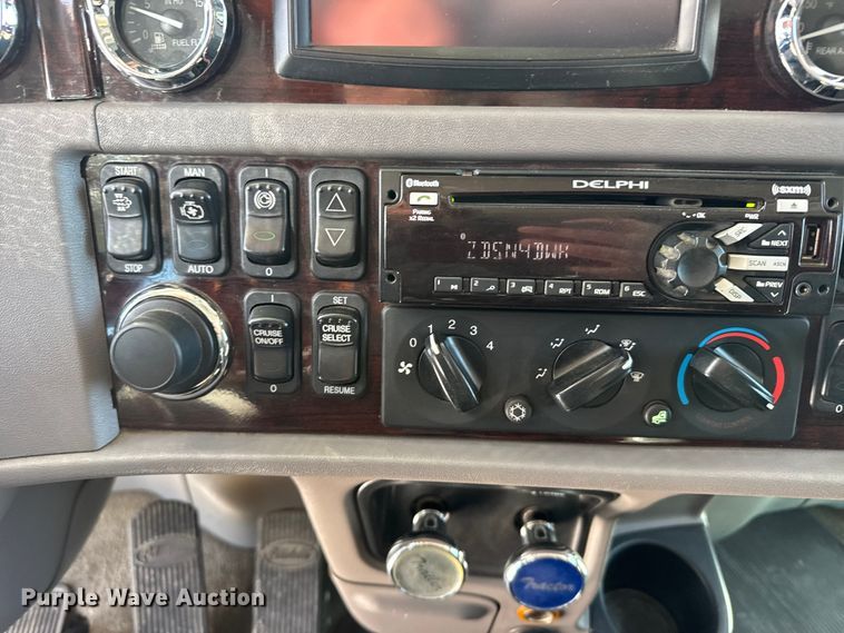 image for item FB0626 2017 Peterbilt 389 semi truck