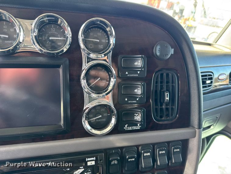 image for item FB0626 2017 Peterbilt 389 semi truck