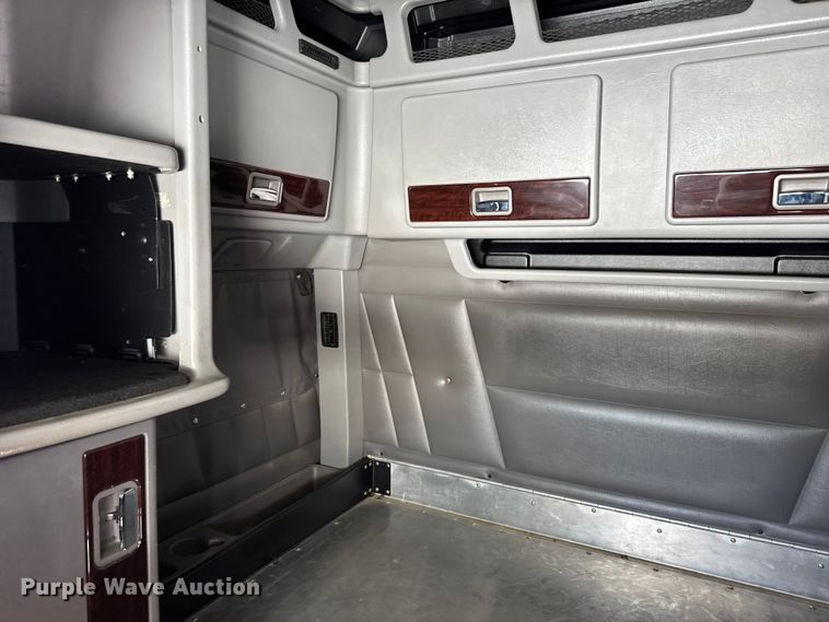 image for item FB0626 2017 Peterbilt 389 semi truck