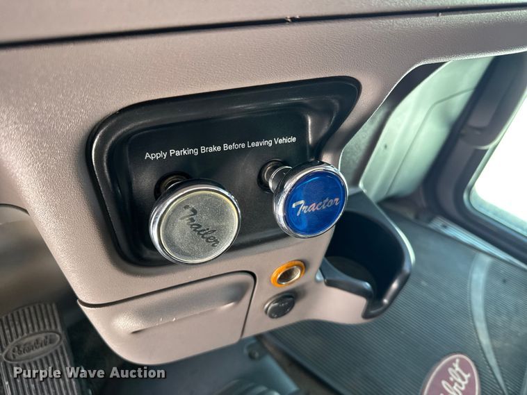 image for item FB0626 2017 Peterbilt 389 semi truck