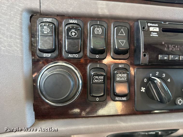 image for item FB0626 2017 Peterbilt 389 semi truck