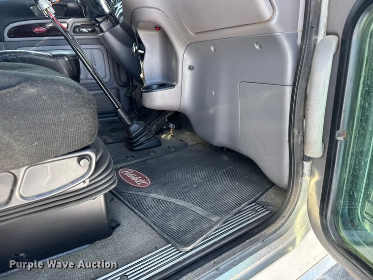 image for item FB0626 2017 Peterbilt 389 semi truck