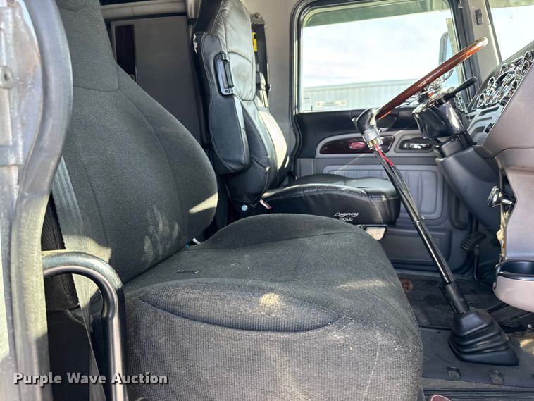 image for item FB0626 2017 Peterbilt 389 semi truck