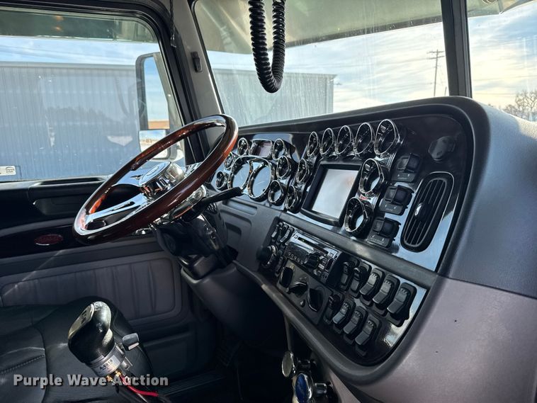 image for item FB0626 2017 Peterbilt 389 semi truck