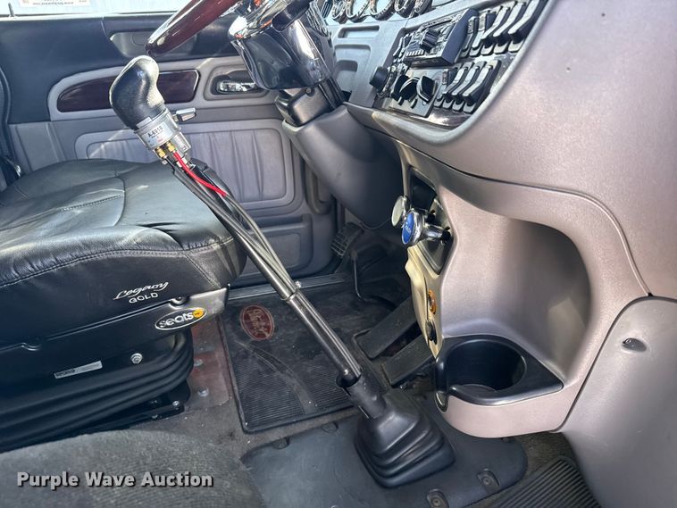 image for item FB0626 2017 Peterbilt 389 semi truck