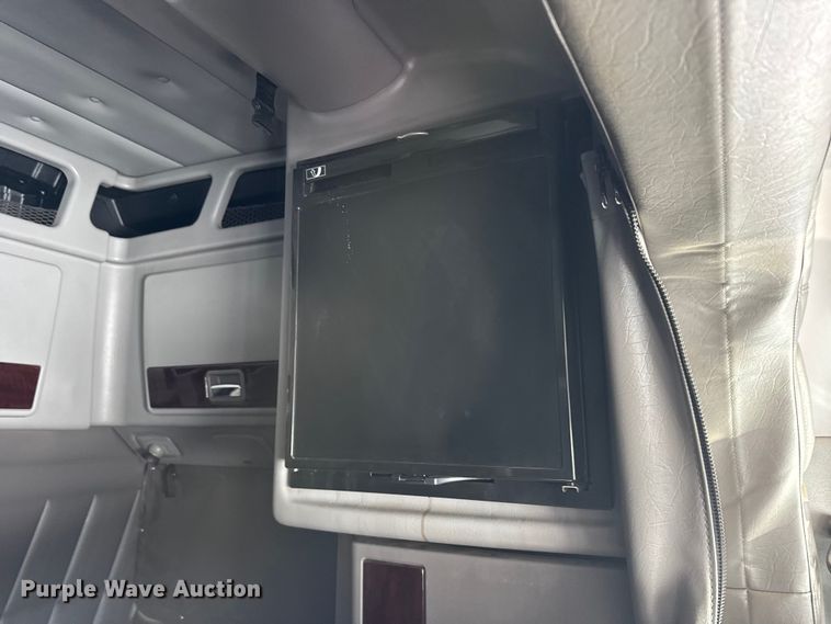 image for item FB0626 2017 Peterbilt 389 semi truck