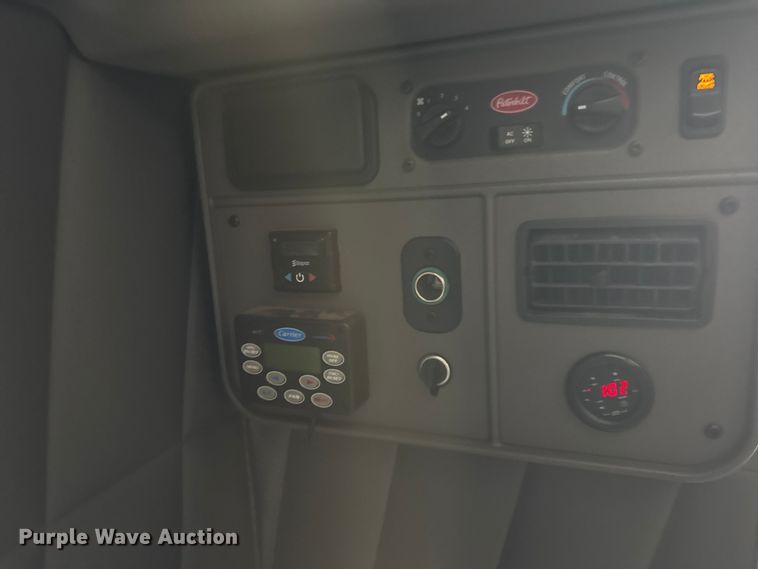 image for item FB0626 2017 Peterbilt 389 semi truck