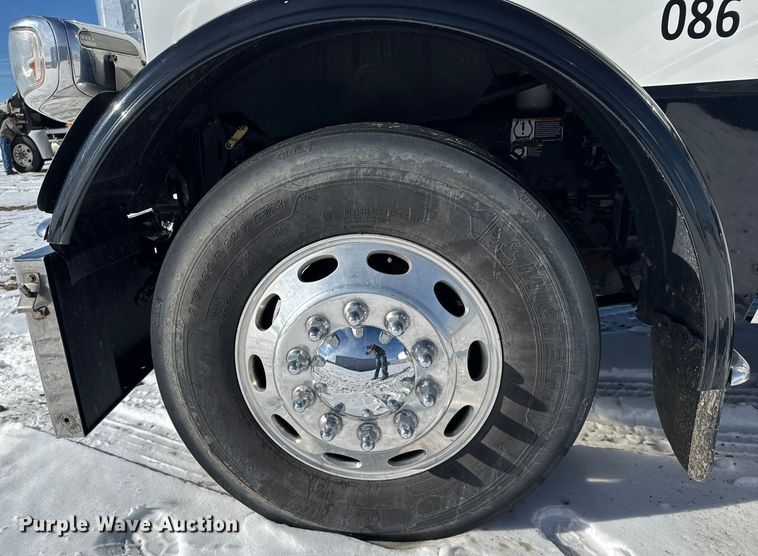 image for item FB0626 2017 Peterbilt 389 semi truck