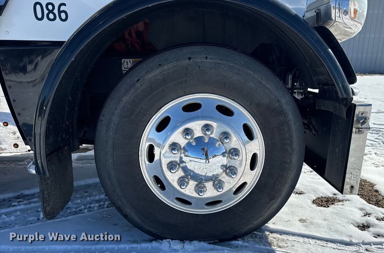 image for item FB0626 2017 Peterbilt 389 semi truck