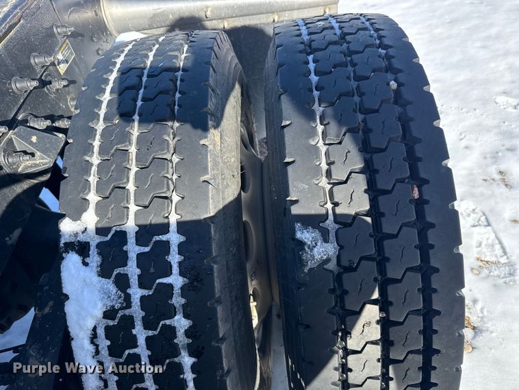 image for item FB0626 2017 Peterbilt 389 semi truck