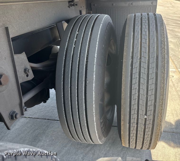 image for item FB5481 2010 Utility VS2RA refrigerated van trailer