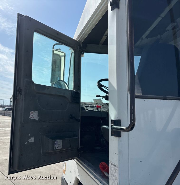 image for item FB5482 2009 Ottawa Kalmar yard truck