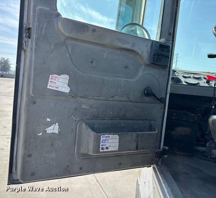 image for item FB5482 2009 Ottawa Kalmar yard truck