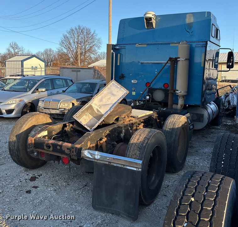 image for item FG0001 2006 International 9400i semi truck