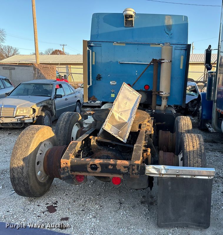 image for item FG0001 2006 International 9400i semi truck