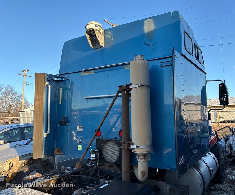 image for item FG0001 2006 International 9400i semi truck