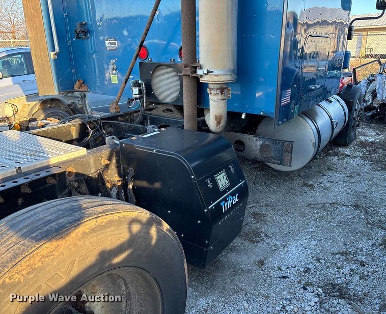 image for item FG0001 2006 International 9400i semi truck