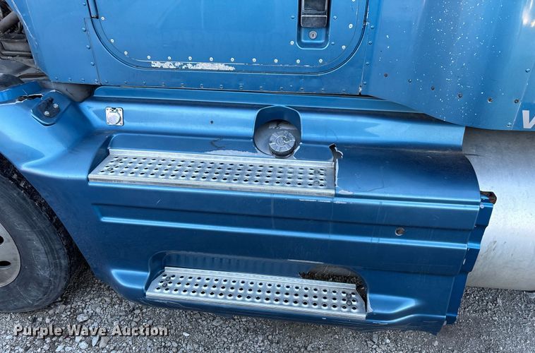 image for item FG0001 2006 International 9400i semi truck