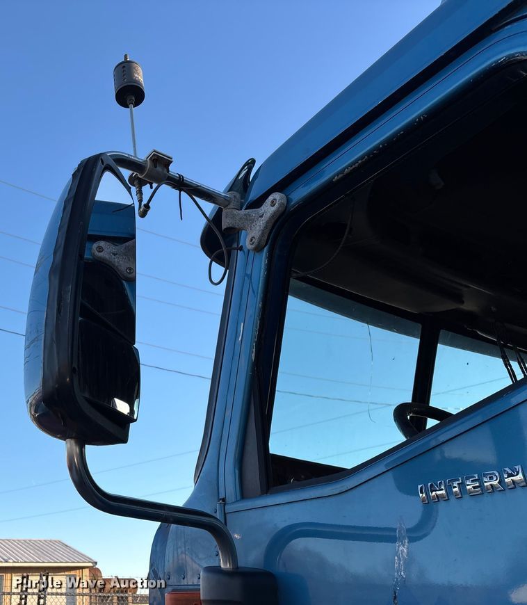 image for item FG0001 2006 International 9400i semi truck