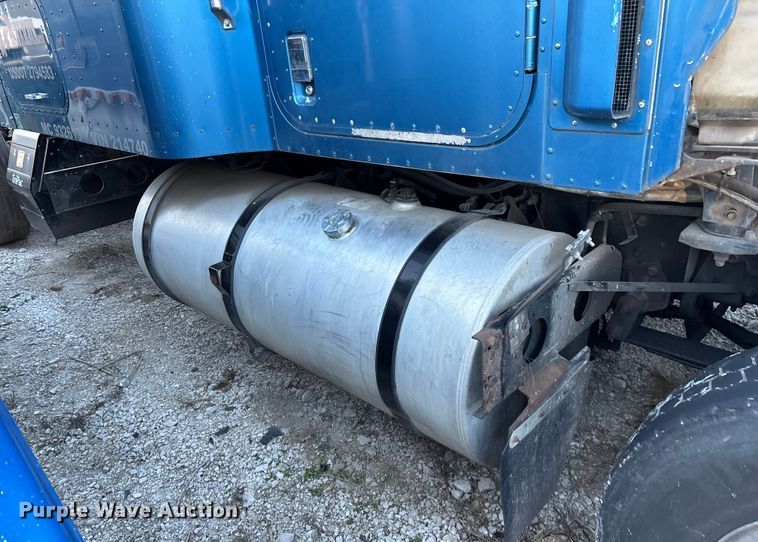 image for item FG0001 2006 International 9400i semi truck